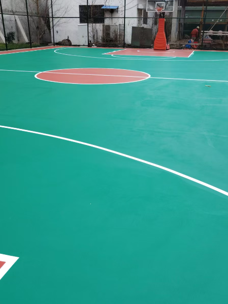 金银川路街道 球场长期使用易出现地面开裂